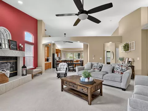Living - 3505 Doubletree Way, Madera, CA 93637 photo 4 of 5