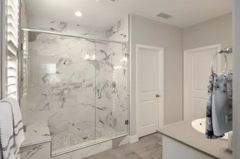 Bath - 4228 Vineyard Dr, Madera, CA 93636 photo 2 of 4