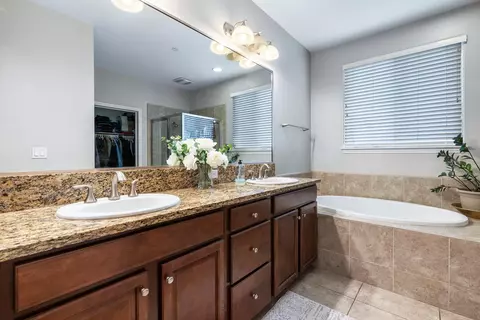 Bath - 1047 Maine Ave, Clovis, CA 93619 photo 1 of 5