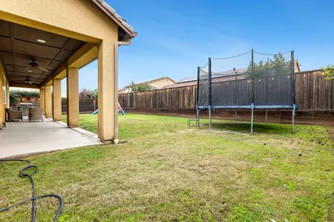 Exterior - 1047 Maine Ave, Clovis, CA 93619 photo 3 of 3
