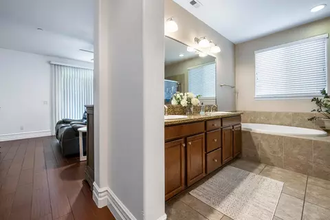 Entry Way - 1047 Maine Ave, Clovis, CA 93619 photo 6 of 9