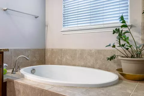Bath - 1047 Maine Ave, Clovis, CA 93619 photo 2 of 5