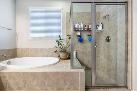 Bath - 1047 Maine Ave, Clovis, CA 93619 photo 3 of 5