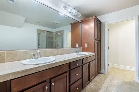 Bath - 1047 Maine Ave, Clovis, CA 93619 photo 4 of 5