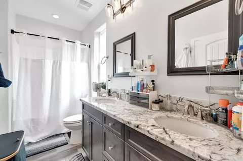 Bath - 1109 Wasatch Dr, Madera, CA 93638 photo 1 of 2