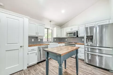 Kitchen - 2250 Escalon Ave, Clovis, CA 93611 photo 4 of 6