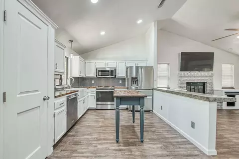 Kitchen - 2250 Escalon Ave, Clovis, CA 93611 photo 3 of 6