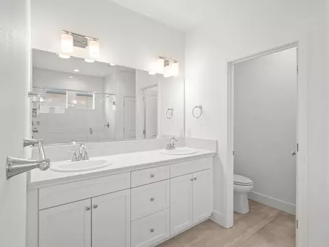 Bath - 4486 Crown Bluffs Dr, Madera, CA 93636 photo 5 of 6