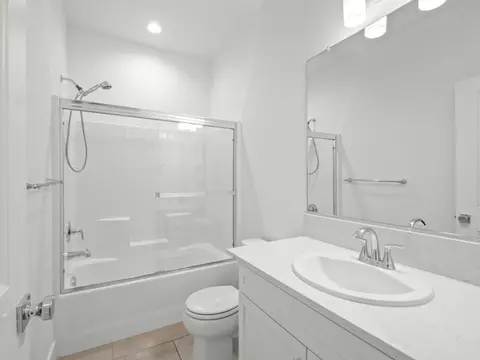 Bath - 4486 Crown Bluffs Dr, Madera, CA 93636 photo 6 of 6