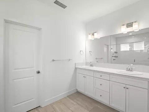 Bath - 4486 Crown Bluffs Dr, Madera, CA 93636 photo 3 of 6