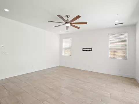 Living - 4486 Crown Bluffs Dr, Madera, CA 93636 photo 5 of 6