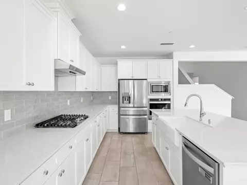 Kitchen - 4486 Crown Bluffs Dr, Madera, CA 93636 photo 4 of 6