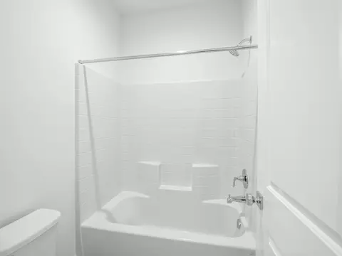 Bath - 4486 Crown Bluffs Dr, Madera, CA 93636 photo 2 of 6