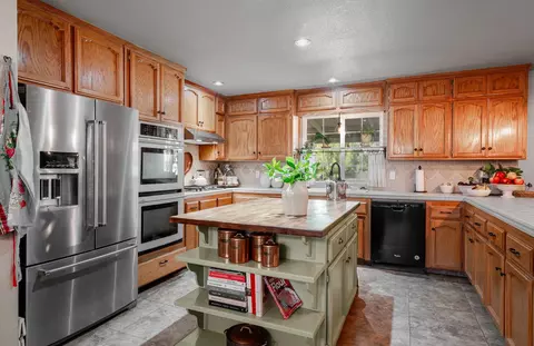 Kitchen - 22052 Melrose Ct, Madera, CA 93638 photo 1 of 3