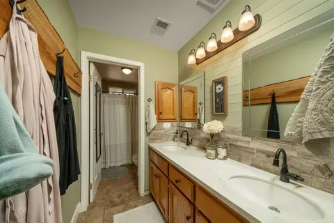 Bath - 22052 Melrose Ct, Madera, CA 93638 photo 2 of 2