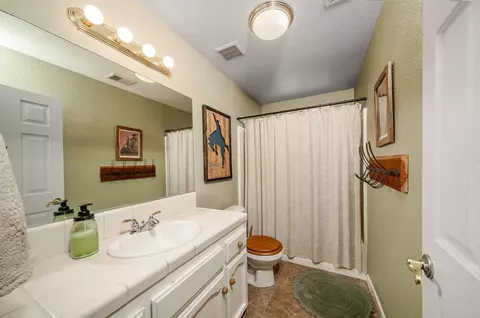 Bath - 22052 Melrose Ct, Madera, CA 93638 photo 1 of 2