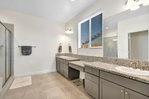 Bath - 1807 Las Rosas Ave, Clovis, CA 93619 photo 2 of 2
