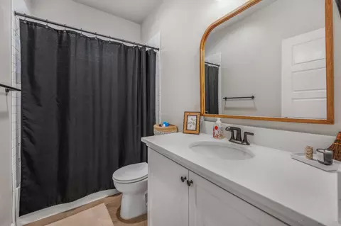 Bath - 619 Wood Crest Ave, Madera, CA 93636 photo 1 of 3