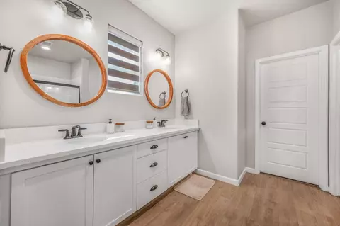 Bath - 619 Wood Crest Ave, Madera, CA 93636 photo 2 of 3