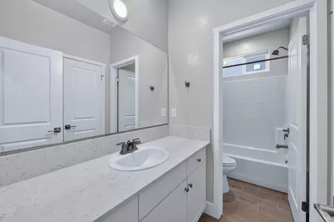 Bath - 966 Peters Rd S, Madera, CA 93636 photo 2 of 3