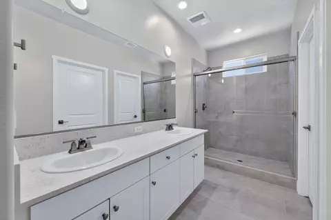 Bath - 966 Peters Rd S, Madera, CA 93636 photo 1 of 3