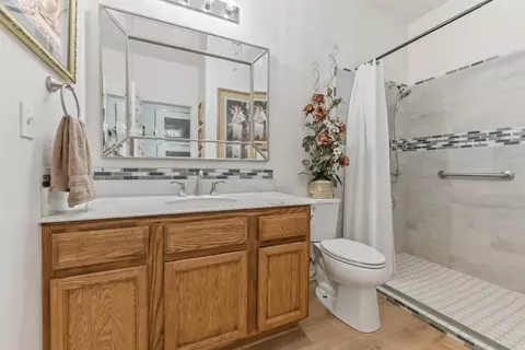 Bath - 3046 Indianapolis Ave, Clovis, CA 93619 photo 1 of 2