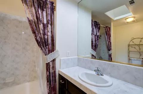 Bath - 1955 Backowski Ave, Clovis, CA 93611 photo 2 of 2