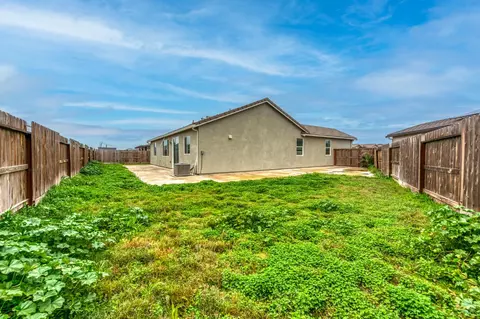 Exterior - 1469 Rinconada Dr, Madera, CA 93637 photo 5 of 5