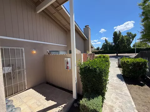 571 W Ashlan Ave, Clovis, CA 93612 photo 4