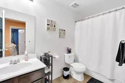 Bath - 1418 Mandarin St, Madera, CA 93638 photo 2 of 2