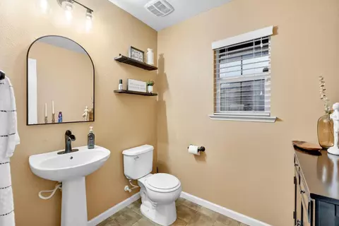 Entry Way - 1418 Mandarin St, Madera, CA 93638 photo 4 of 7