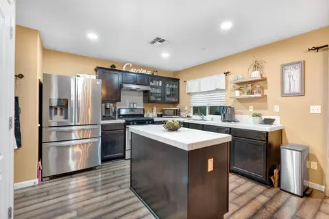 Kitchen - 1418 Mandarin St, Madera, CA 93638 photo 2 of 4