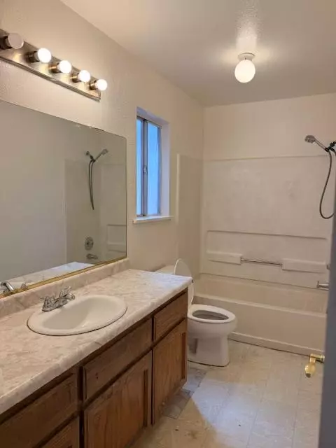 Bath - 718 Gamay Ave, Madera, CA 93637 photo 1 of 2