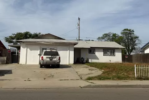 10208 Haven Ln, Hanford, CA 93230