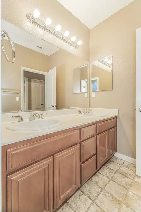 Bath - 645 Serena Ave, Clovis, CA 93619 photo 1 of 3