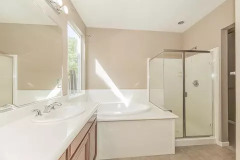 Bath - 645 Serena Ave, Clovis, CA 93619 photo 3 of 3