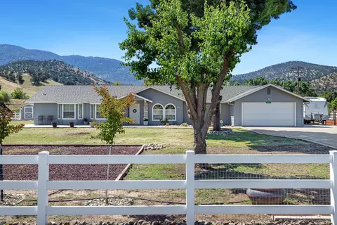 5741 Elwood Rd, Sanger, CA 93657