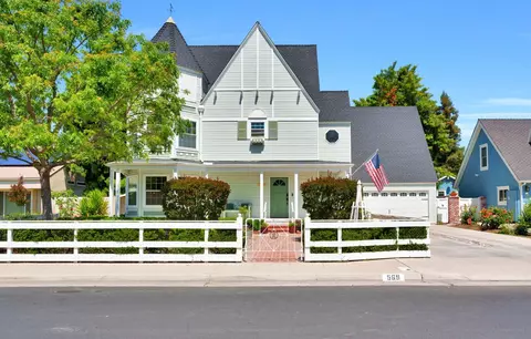 569 W Sample Ave, Clovis, CA 93612