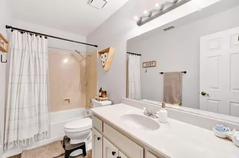 Bath - 42 Mckelvy Ave, Clovis, CA 93611 photo 1 of 3