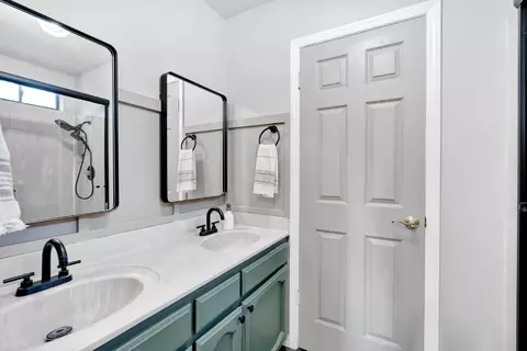 Bath - 42 Mckelvy Ave, Clovis, CA 93611 photo 2 of 3