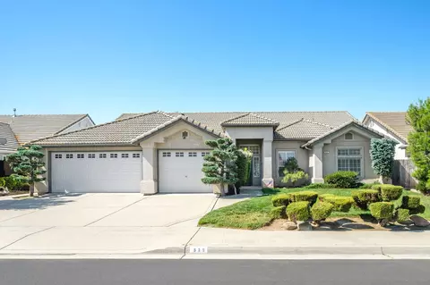 512 W Fallbrook Ave, Clovis, CA 93611