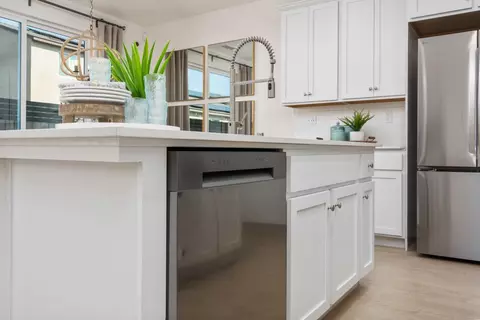 Kitchen - 6750 E Sentry Dr, Fresno, CA 93727 photo 8 of 9