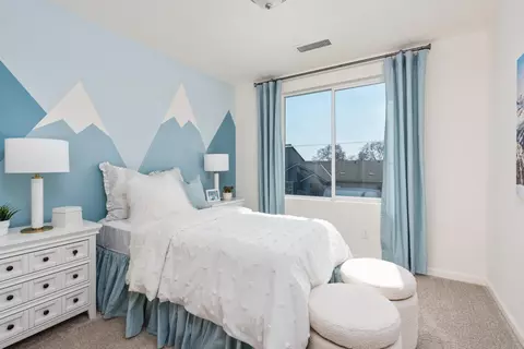 Bedroom - 6750 E Sentry Dr, Fresno, CA 93727 photo 1 of 6