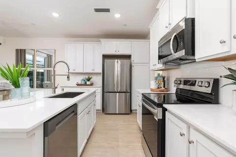 Kitchen - 6689 E Sentry Dr, Fresno, CA 93727 photo 1 of 9