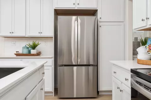 Kitchen - 6689 E Sentry Dr, Fresno, CA 93727 photo 9 of 9