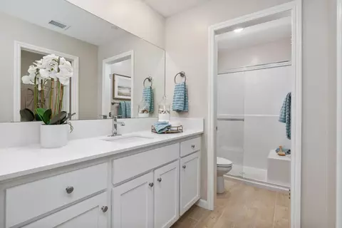 Bath - 6689 E Sentry Dr, Fresno, CA 93727 photo 2 of 4