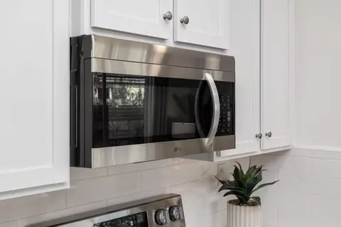 Kitchen - 6689 E Sentry Dr, Fresno, CA 93727 photo 6 of 9