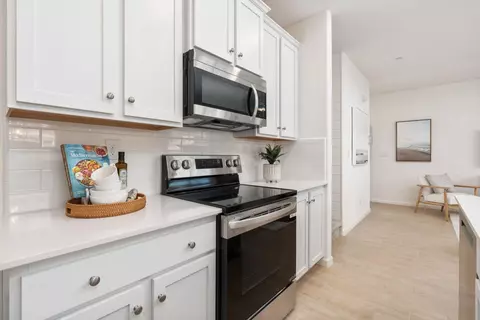 Kitchen - 6689 E Sentry Dr, Fresno, CA 93727 photo 5 of 9