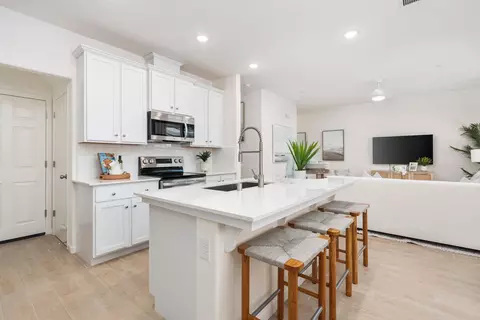 Kitchen - 6689 E Sentry Dr, Fresno, CA 93727 photo 4 of 9