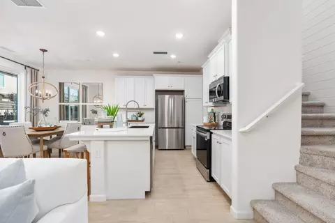 Entry Way - 6689 E Sentry Dr, Fresno, CA 93727 photo 3 of 4